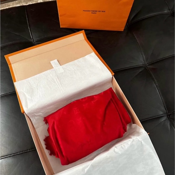 *BRAND NEW* Louis Vuitton Monogram Classic Shawl in RARE LIMITED EDITION Red - Picture 5 of 8